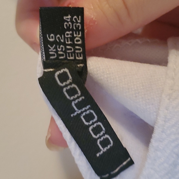 Boohoo brand white crop top with straps - Picture 2 of 4